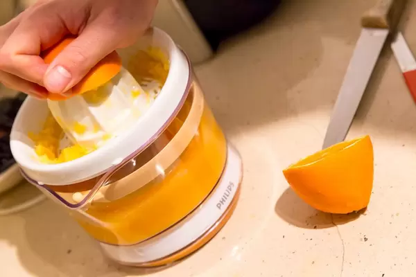 Orangensaft pressen früh am Morgen