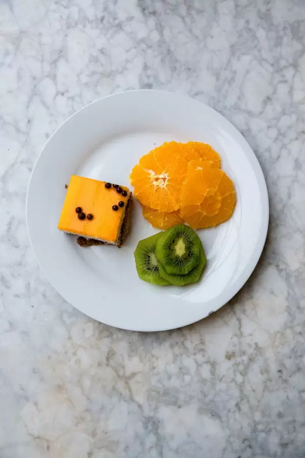 Orangentorte, Orangenscheiben und Kiwischeiben