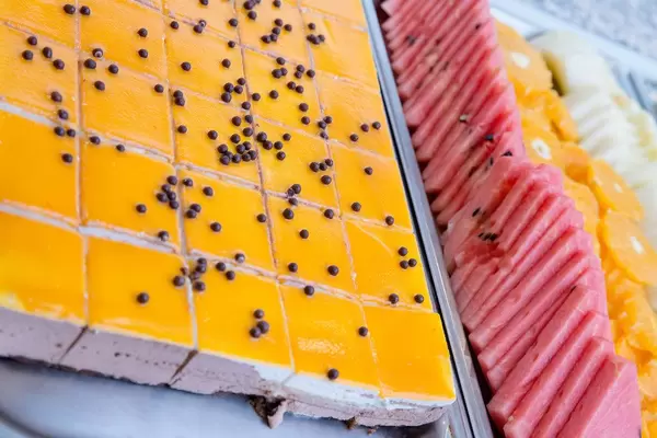 Orangentorte und eine Obstplatte