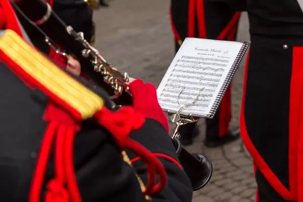 Orchester spielt Karnevals-Marsch beim Kölner Karneval 2018
