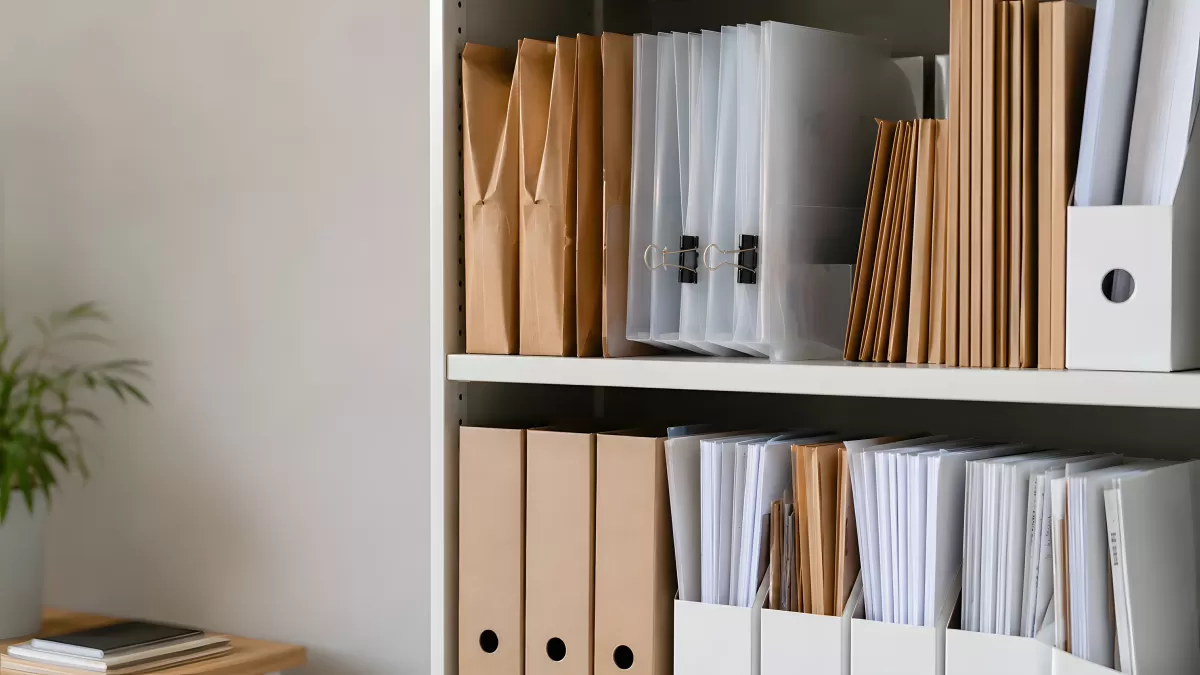 Ordentliches Bücherregal mit Akten und Ordnern im Büro