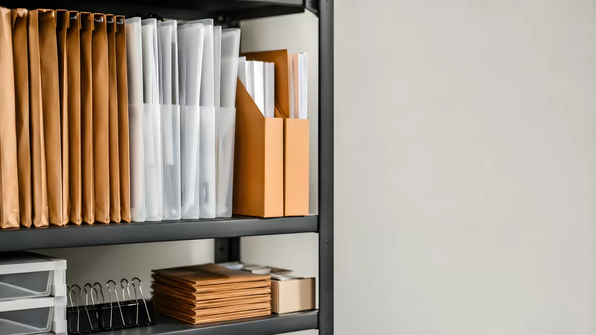 Ordentliches Büroregal mit Mappen und Ordnern