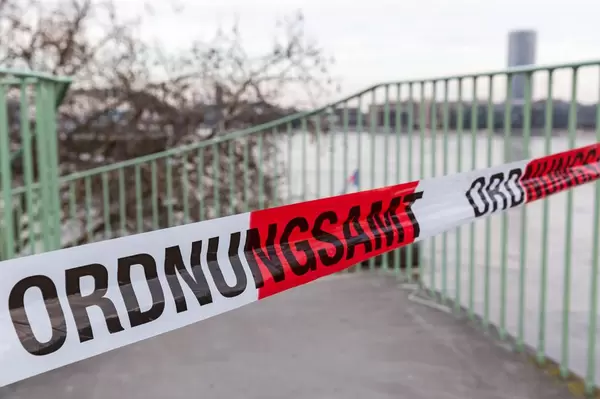 Ordnungsamt grenzt die überflutete Uferfläche ab