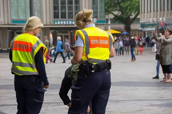 Ordnungsamt überprüft Passanten in einer deutschen Großstadt