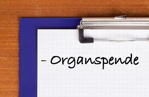 Organspende als Text auf einem Klemmbrett geschrieben