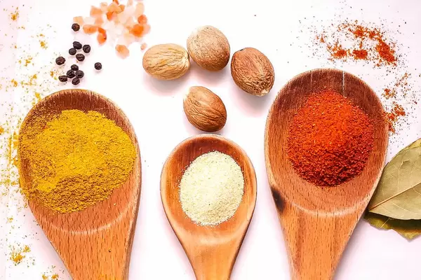 Orientalische Gewürze in bunten Farben für die arabische Küche