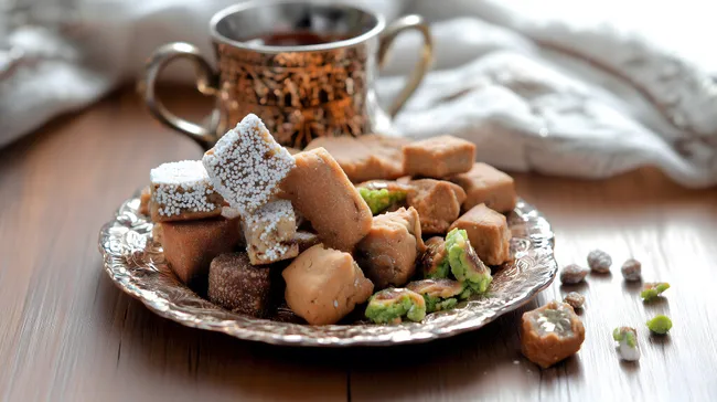 Orientalische Leckereien auf dekorativem Teller