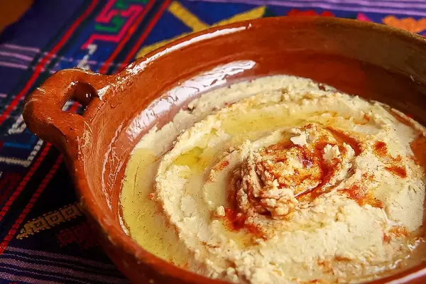 Orientalischer Dipp aus pürierten Kichererbsen mit Paprikagewürz