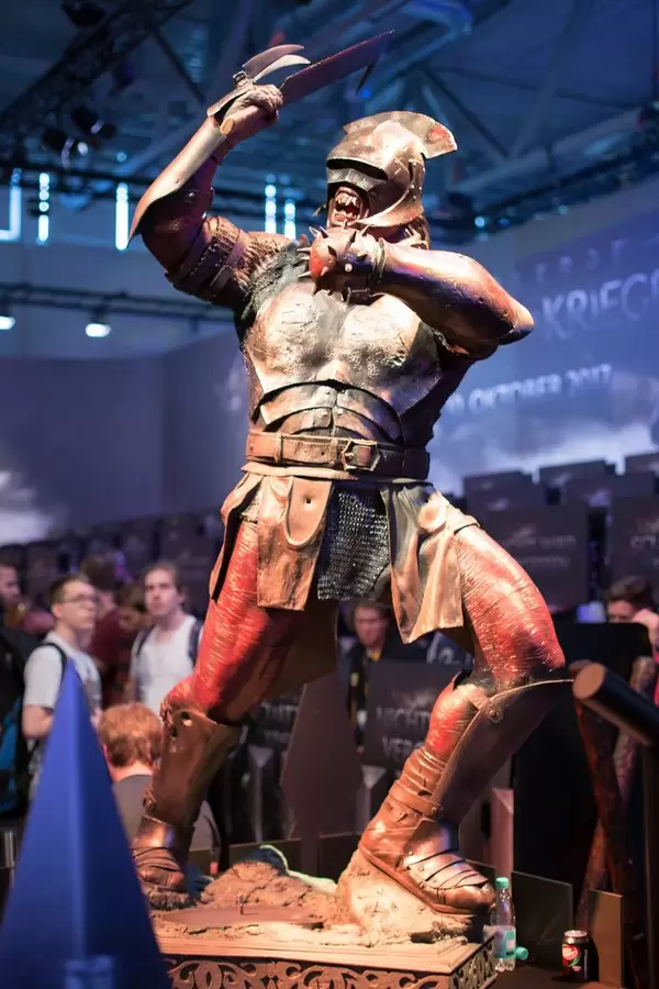 Ork-Figur beim Messestand von Mittelerde Schatten des Krieges
