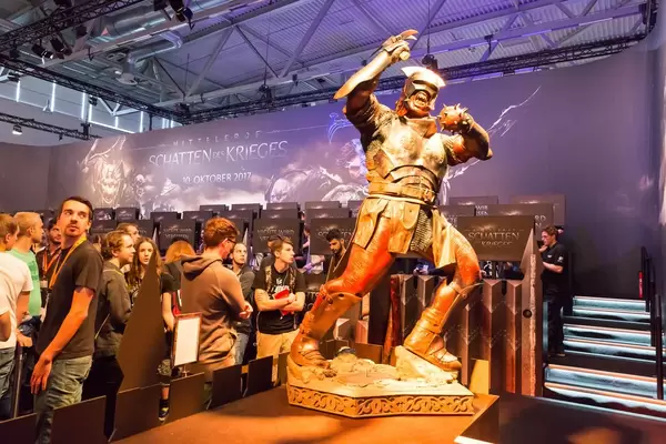 Ork-Figur in Lebensgröße am Stand von Mittelerde: Schatten des Krieges - Gamescom 2017, Köln