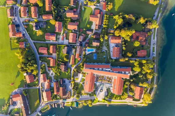 Ortschaft am Südufer Tegernsees: Rottach-Egern mit dem  Althoff Seehotel Überfahrt. Drohnenaufnahme