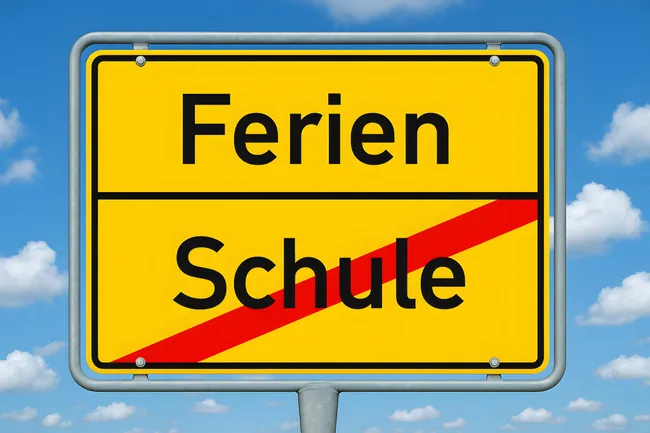 Ortstafel für Ferienbeginn und Schulende