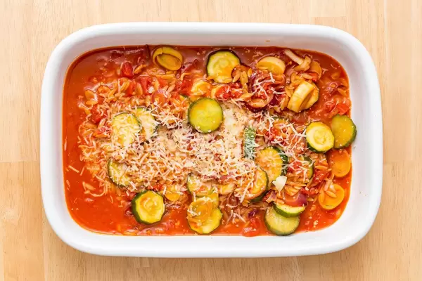 Orzo-Nudel-Auflauf mit Gemüse