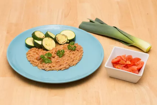 Orzotto-Nudeln mit Zucchini und Tomatensalat