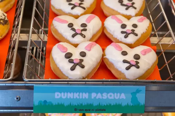 Ostergebäck "Dunkin Pasqua" bei Dunkin Donuts in Barcelona (Spanien), in Herzform mit Osterhasen-Gesicht