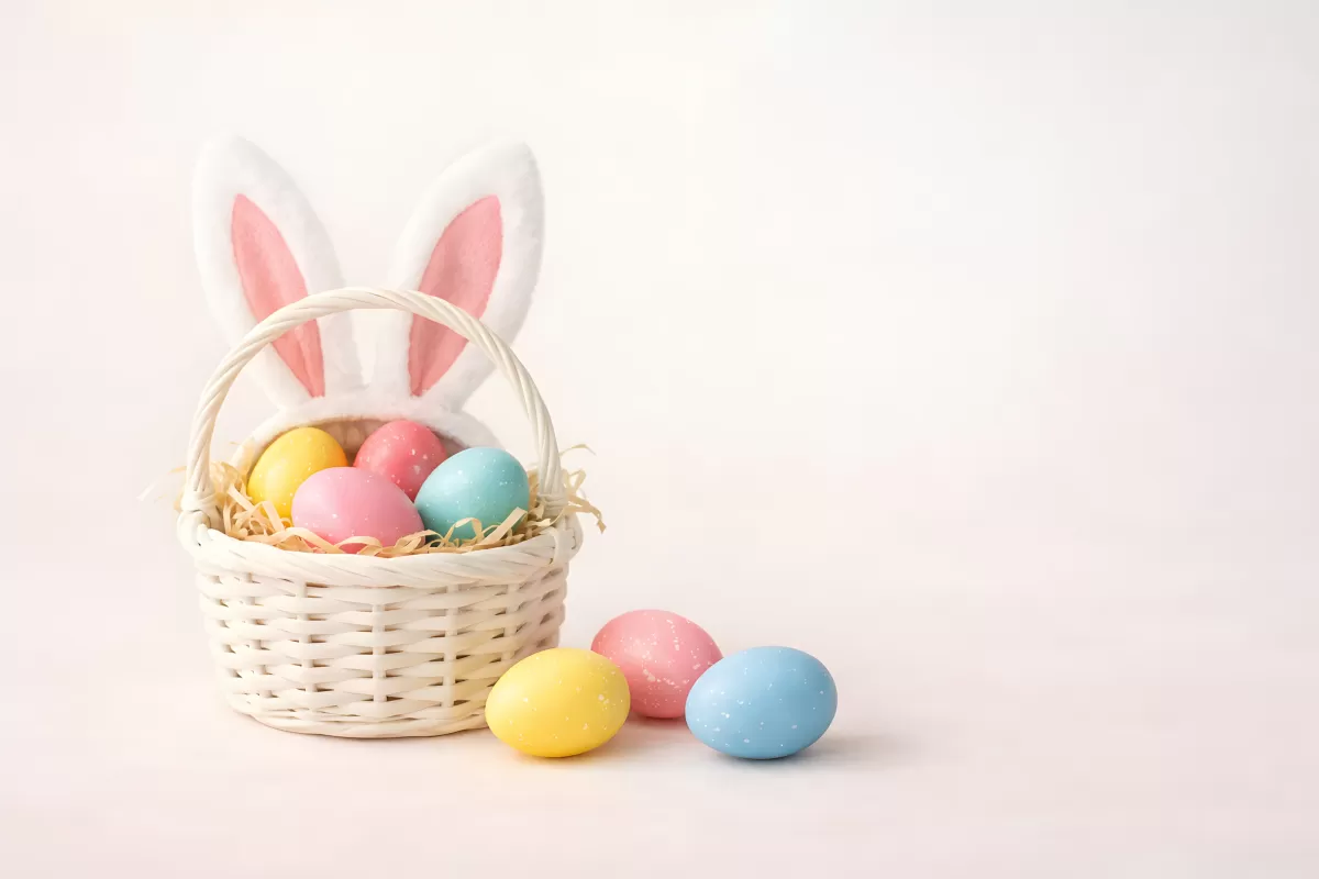 Osterkorb mit bunten Eiern und Hasenohren