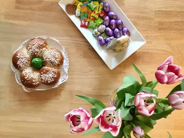 Osterkranz und Tulpen. Frohe Ostern