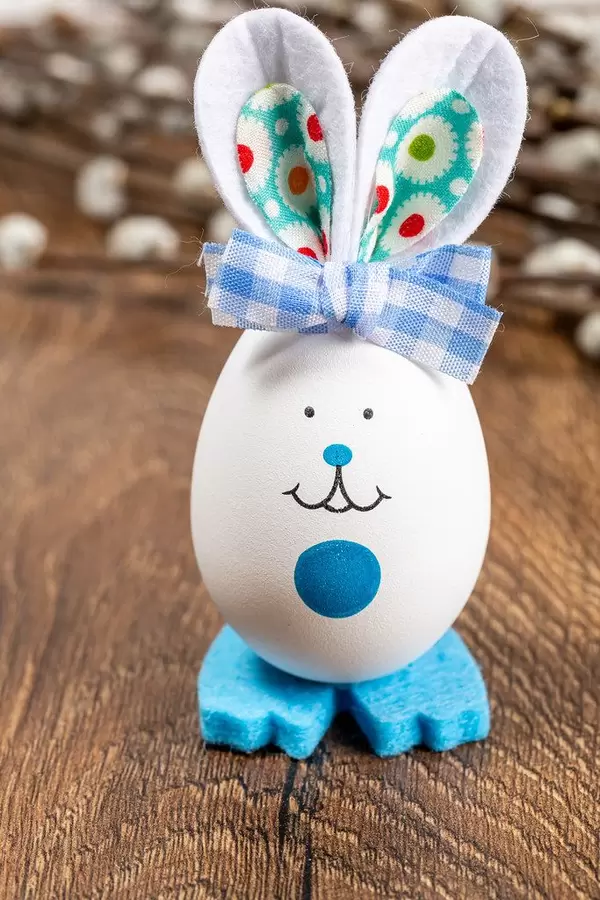 Ostern-Hintergrund mit Ei als Osterhase gebastelt