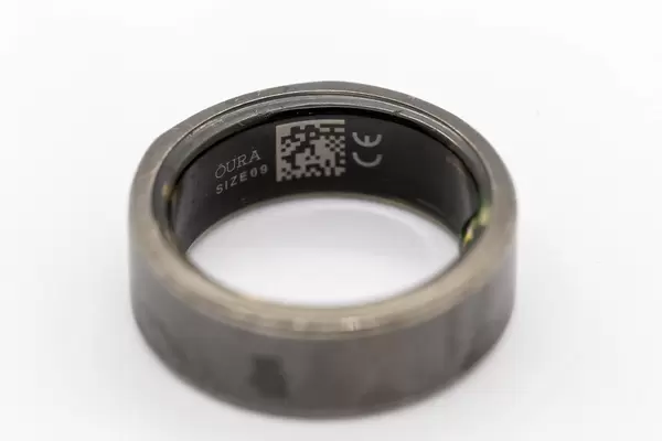 Oura-Ring: Nahaufnahme des Gesundheitsrings und Schlaftrackers vor weißem Hintergrund