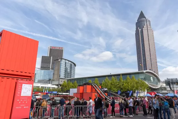Outdoor-Fans beim Schlange stehen vor dem IAA Offroad Parcours für Testfahrten von SUVs und Geländewagen