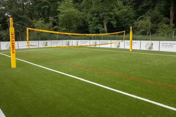 Outdoor Fußball-Volleyballplatz mit grünem Rasen