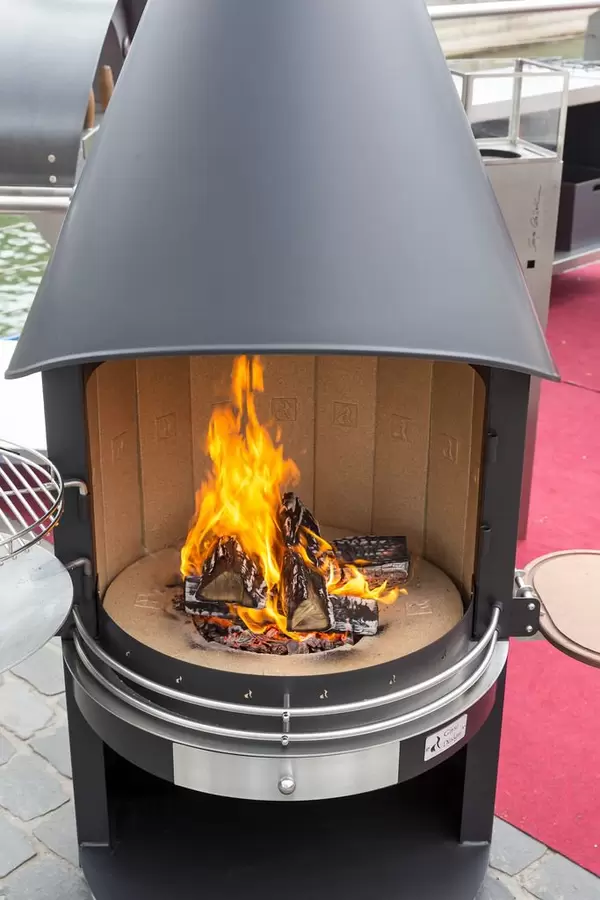 Outdoor-Grill mit Holzkohle