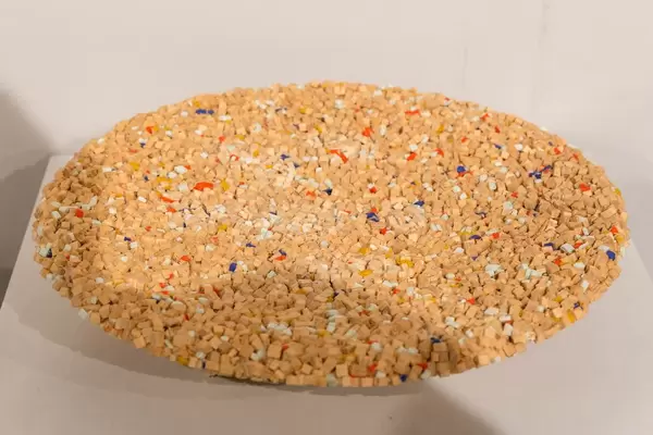 Ovales Gebilde aus Cubix, Materialschnipseln aus 3D-Abfällen, entwickelt von der UDK Berlin