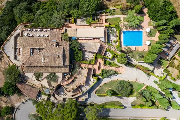 Overhead-Luftaufnahme von Dach und Terrassen einer Villa mit Pool in Valldemossa auf Mallorca