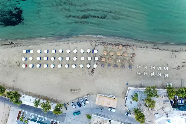 Overhead Luftbild: der Agios Georgios (St. Georg) Strand bei Chora auf der Insel Naxos, Griechenland