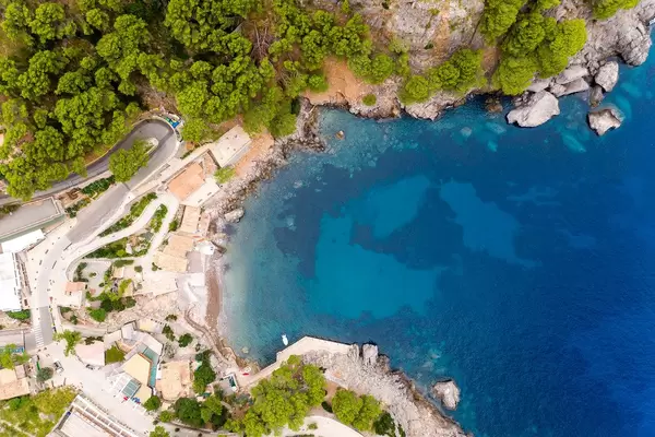 Overhead-Luftbild: die Bucht und das Dorf Sa Calobra (Mallorca) mit seinem kleinen Hafen