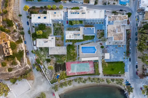 Overhead Perspektive von Hotels, Schwimmbad, Tennisplatz, Strand auf der griechischen Insel Milos