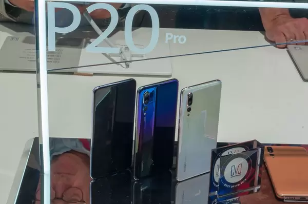 P20 Pro in der Vitrine am Messestand von Huawei