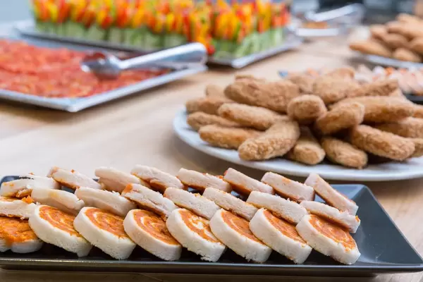 Pa amb tomaquet, Chicken-Nuggets und andere Appetizer im Hintergrund