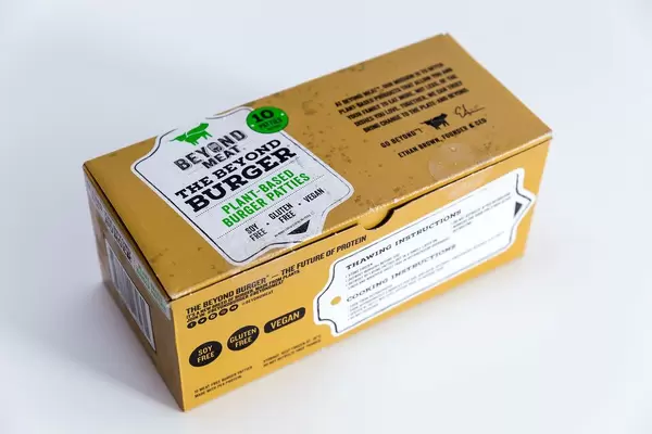 Packung von zehn Beyond Meat veganischen und glutunfreien Burger-Pastetchen