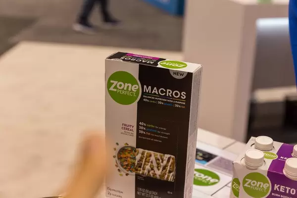 Packung von Zone Perfect Riegel für die ausgewogene Ernährung von Athleten entwickelt