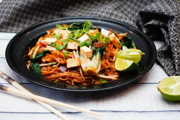 Pad Thai With Tofu and Green Vegetables With lime