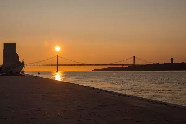 Padrão dos Descobrimentos, 25 de Abril bridge and Cristo Rei