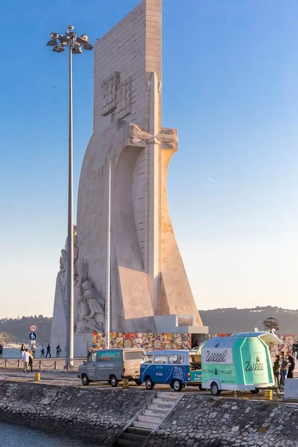 Padrão dos Descobrimentos mit Food Trucks im Sonnenuntergang