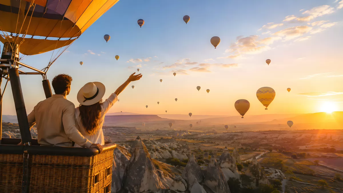 Pärchen im Heißluftballon über Kappadokien bei Sonnenaufgang