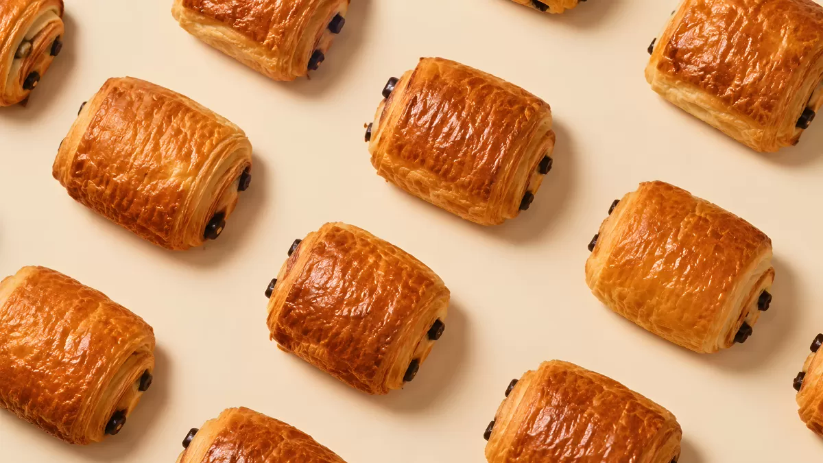 Pain au Chocolat Reihen auf hellem Untergrund