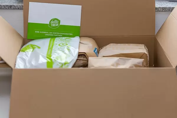 Paket mit ausgewählten Kochboxen, über das Internet bestellt