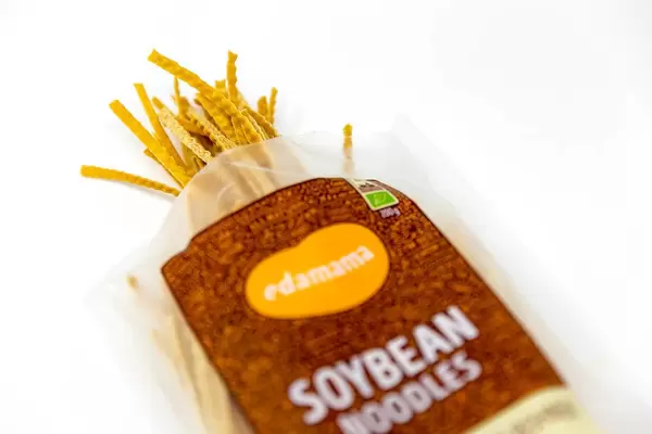 Paket Nudeln aus Sojabohnen ohne Gluten oder tierische Produkte vor weißem Hintergrund