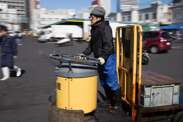 Paketzusteller am Fischmarkt in Tokyo