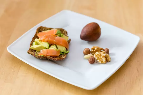 Paleo-Diät: Lachs, Avocado und Nüsse