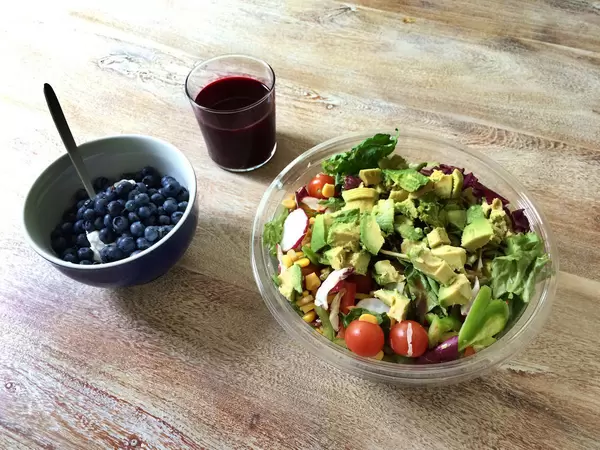 Paleo: Salat, Avocado, Johannisbeeren, Rote-Beete-Saft