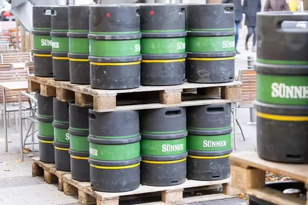 Paletten mit Bierfässern von Sünner