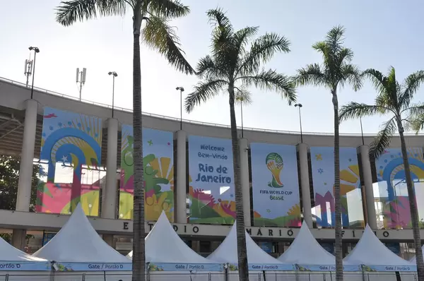 Palmen vor dem Maracanã-Stadion - Fußball-WM 2014, Brasilien