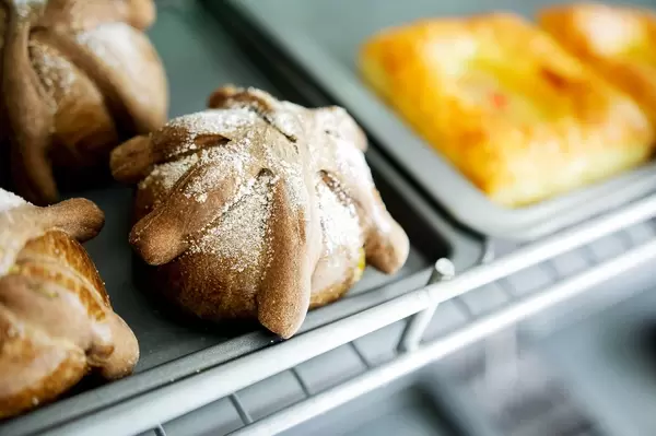 Pan de Muerto  - Dead bread auf einem Blech in einer Bäckerei