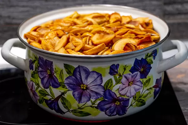 Pan with apple compote on the hob