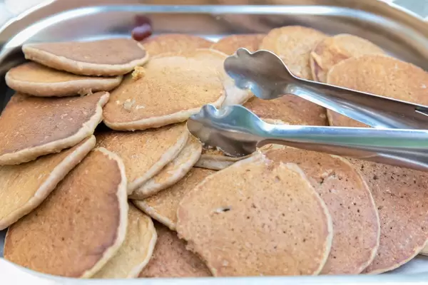 Pancakes und eine rostfreie Toastzange